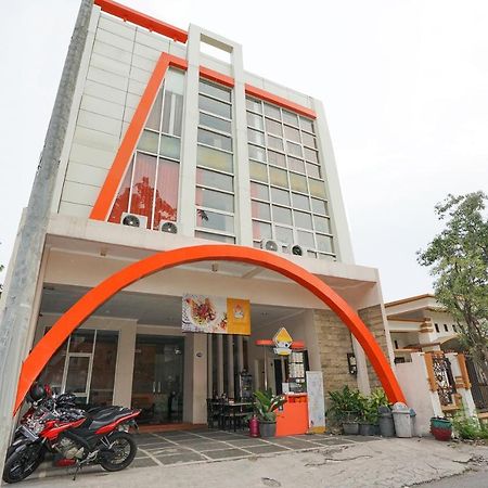 Oyo 450 Semampir Residence Сурабая Екстериор снимка