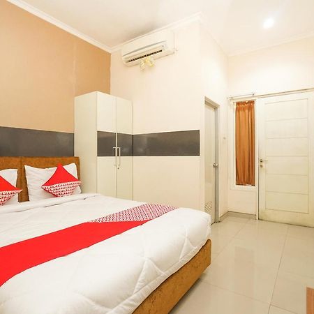 Oyo 450 Semampir Residence Сурабая Екстериор снимка
