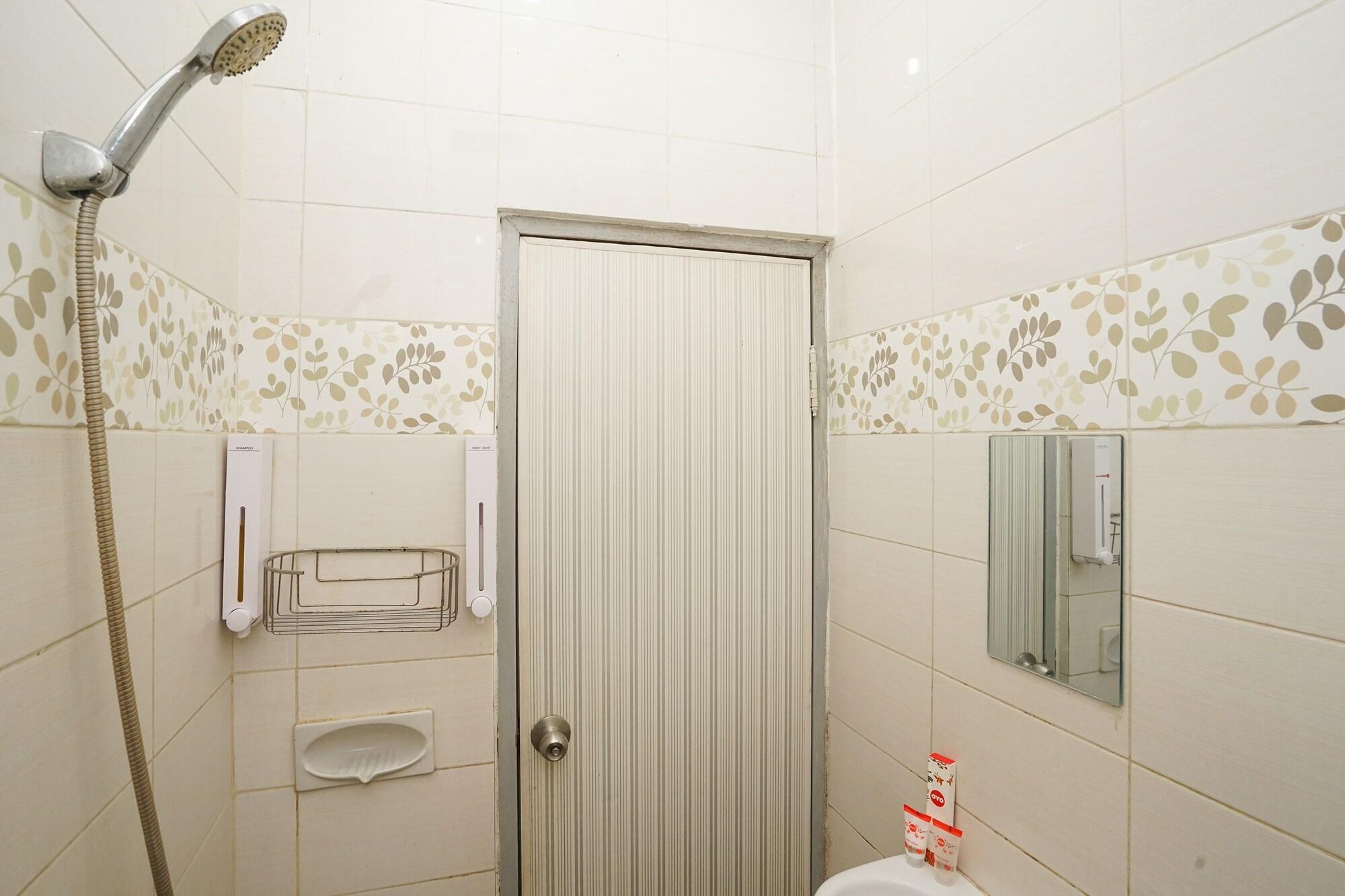 Oyo 450 Semampir Residence Сурабая Екстериор снимка