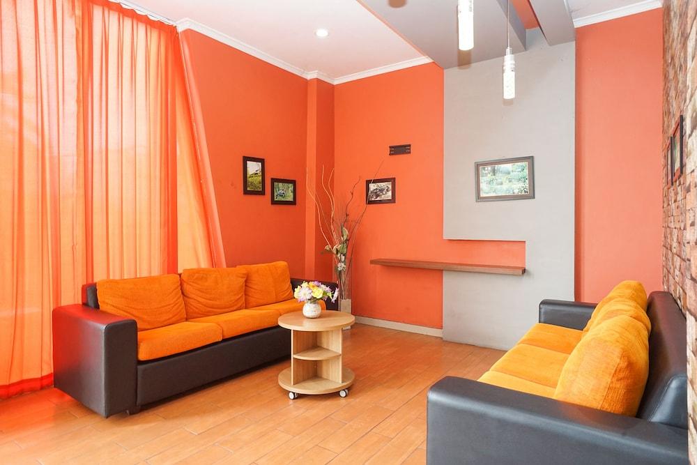 Oyo 450 Semampir Residence Сурабая Екстериор снимка