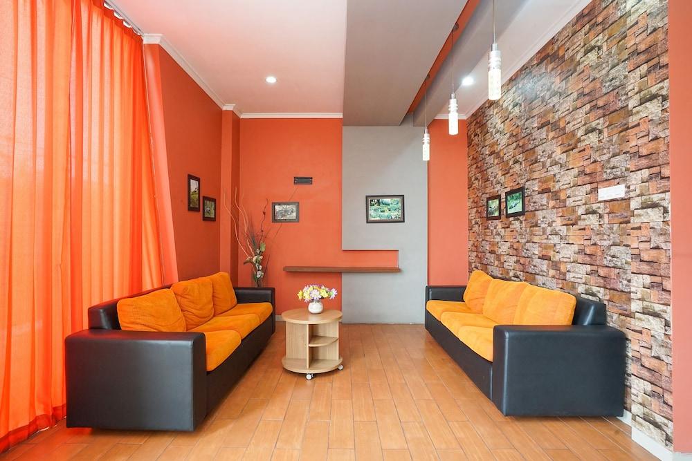 Oyo 450 Semampir Residence Сурабая Екстериор снимка