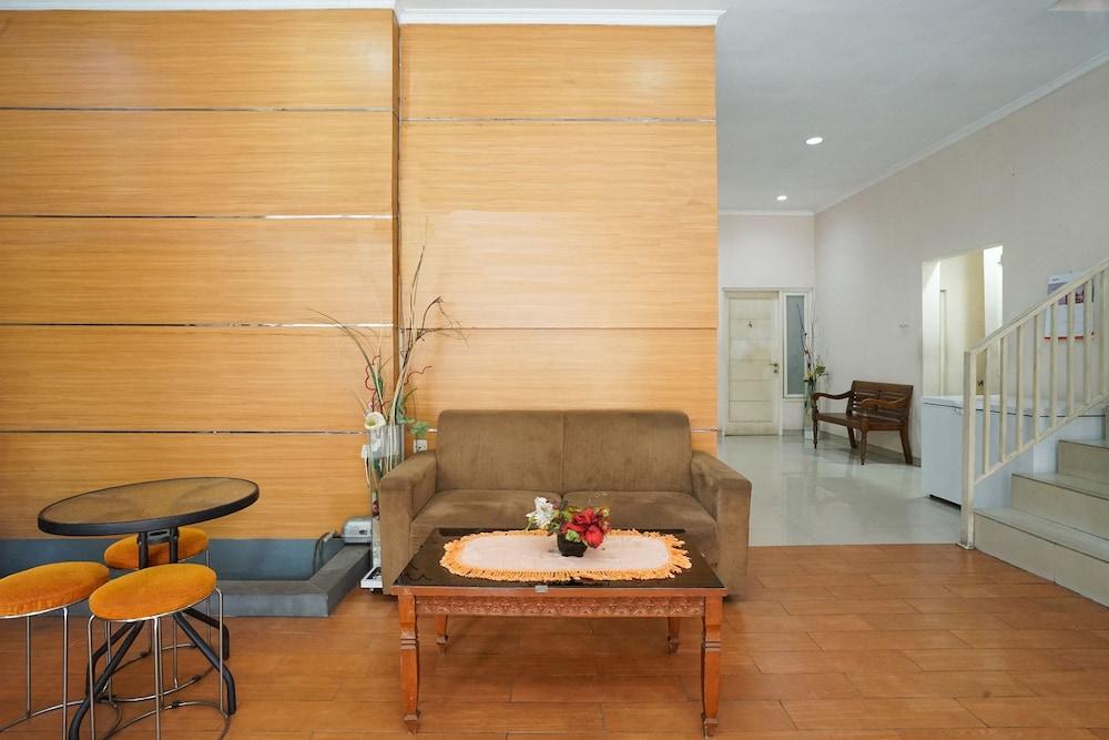 Oyo 450 Semampir Residence Сурабая Екстериор снимка