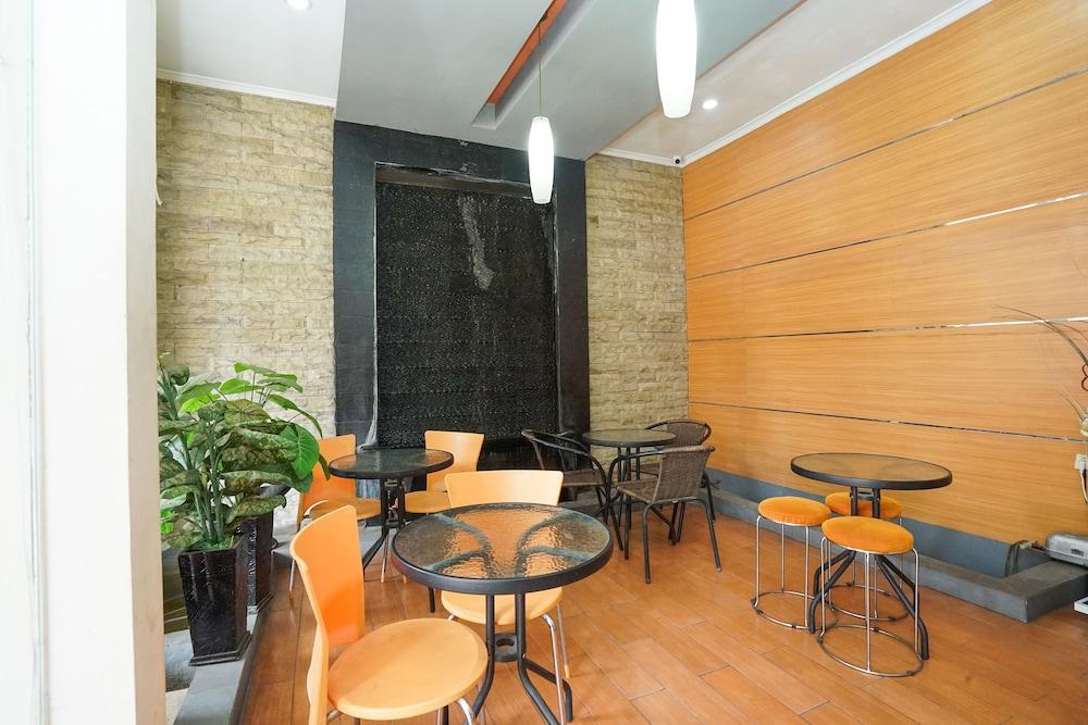 Oyo 450 Semampir Residence Сурабая Екстериор снимка