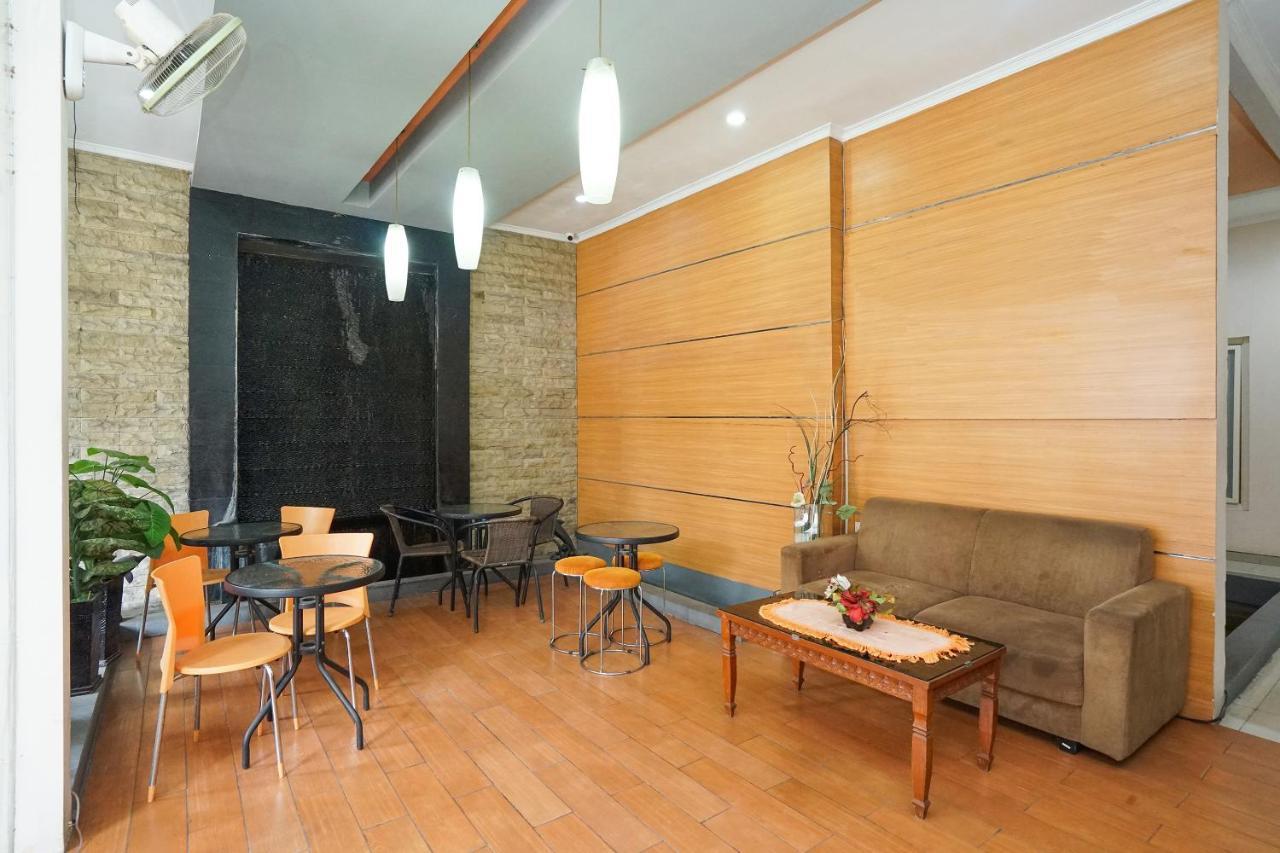 Oyo 450 Semampir Residence Сурабая Екстериор снимка